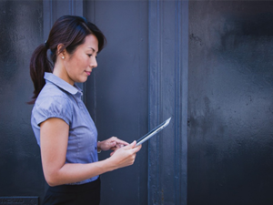 Women-working-on-tablet